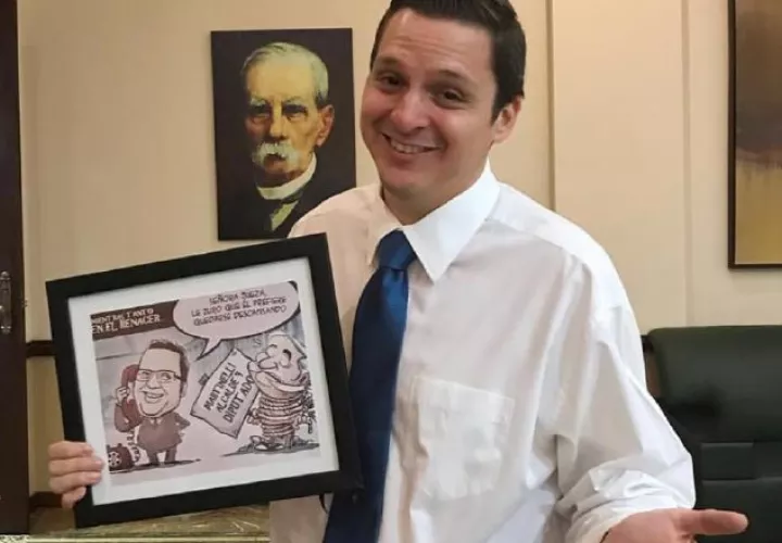 Rubio junto a la imagen donde se hace referencia a Martinelli.  