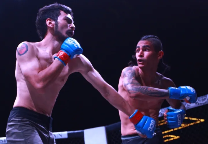 Fernando Castillo (derecha) conecta a  Brandon Jiménez.