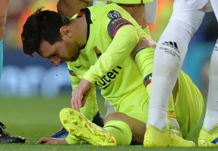 El argentino Leo Messi, luego de recibir un golpe del central Chris Smalling, del Manchester United. EFE