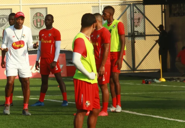 <Julio  Dely entrena a los jugadores sub-22. Anayansi Gamez