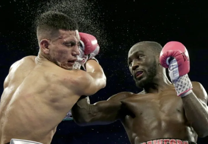 Terence Crawford (derecha) castiga a José Benavídez Jr. AP