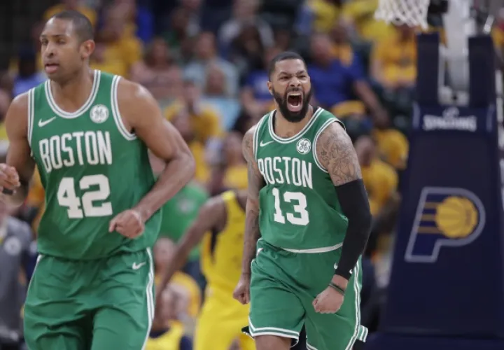 Marcus Morris (13) celebra una anotación. AP