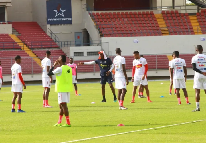 La selección Sub-22 entrena junto al equipo mayor. Anayansi Gamez