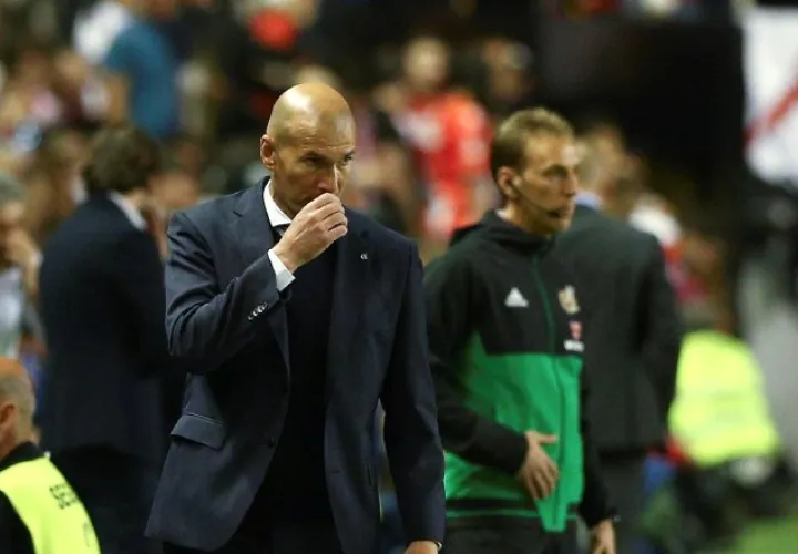El técnico Zinedine Zidane no ocultó su molestia con sus jugadores. EFE