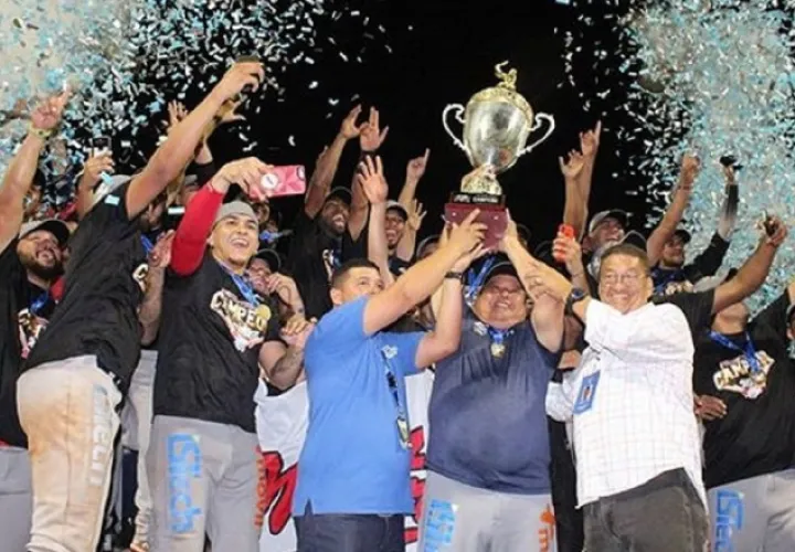 Panamá Metro festeja su campeonato en el béisbol mayor. @Fedebeis