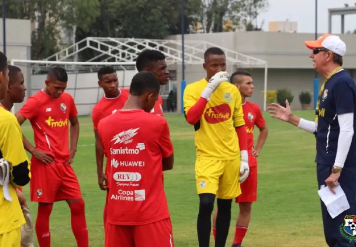 El técnico Gary Stempel (der.) conversa con los jugadores de la Sub-17. @Fepafut