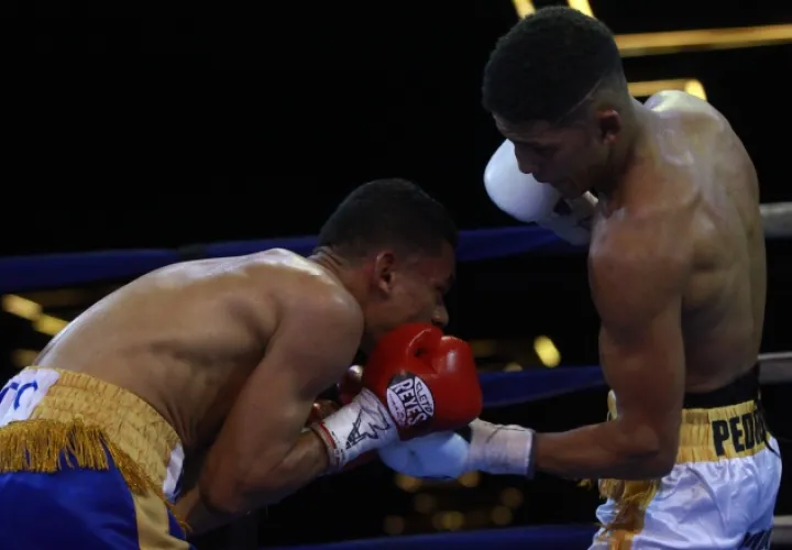 Rafael "El General" Pedroza conecta al colombiano Wilner Soto. Anayansi Gamez