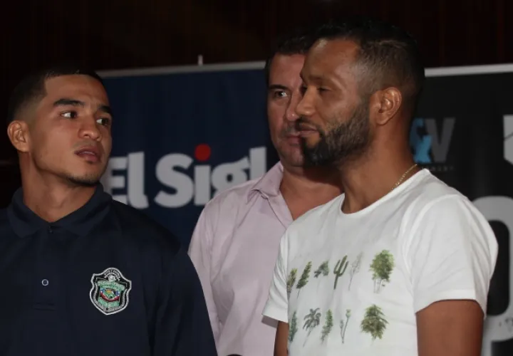 Orlando "El Jaguar" Peñalba (izq.) e Iwier Henríquez  durante la presentación de la velada. Anayansi Gamez