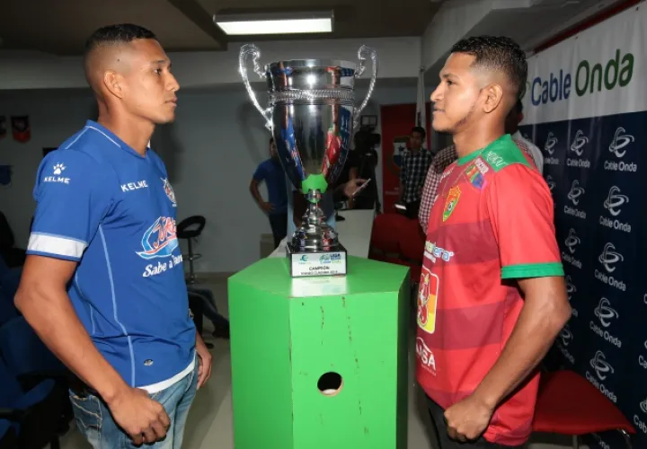 Mario Henríquez, del Nacional, y Carlos Batista, de Chiriquí. Foto: Anayansi Gamez