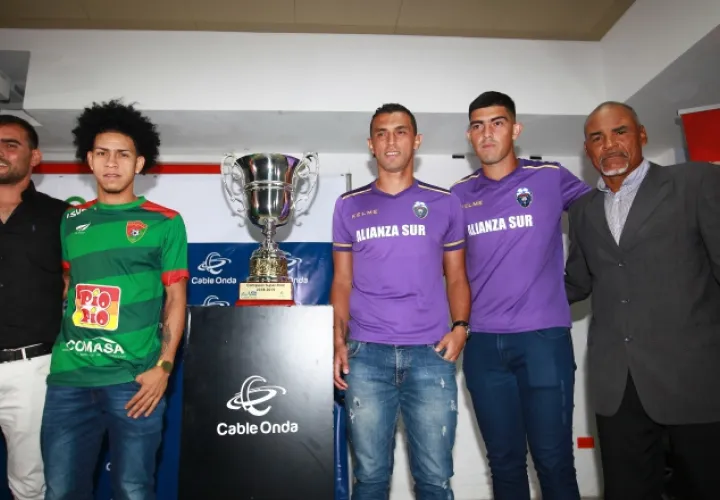 Lionicio de la Flor junto a jugadores del Atlético Chiriquí Anayansi Gamez