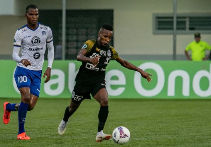 Árabe Unido y CAI se enfrentan en el Armando Dely. @Fepafut