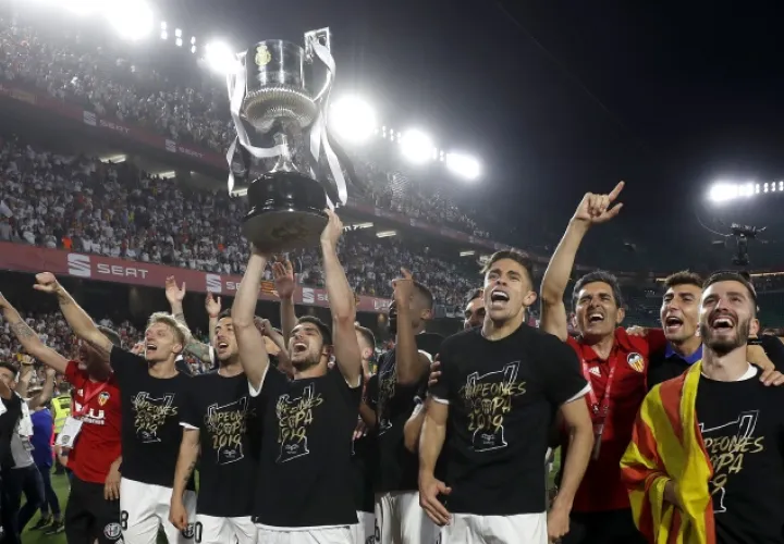 Jugadores del Valencia festejan con la Copa del Rey. Foto:AP