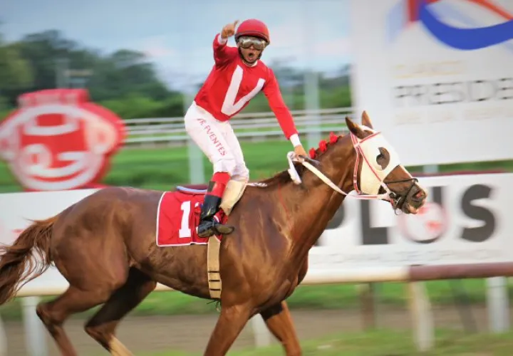 Raymundo Fuentes celebra la victoria.