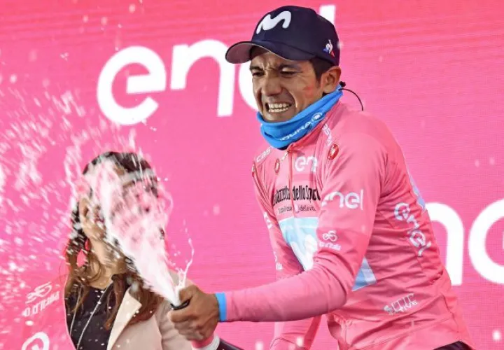 Carapaz festeja su liderato.