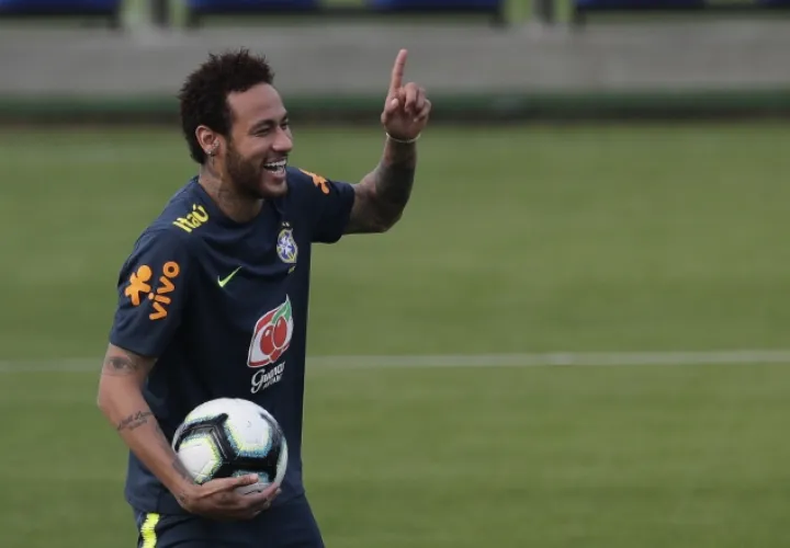 Neymar también entregó la cinta de capitán de Brasil. AP