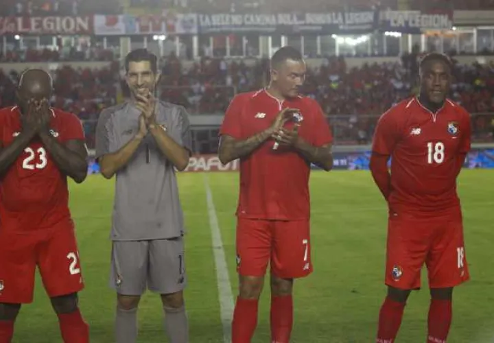 Una noche de sentimientos encontrados se vivió en el Rommel Fernández en el juego de despedida de Blas, Baloy, Penedo y Tejada. Anayansi Gamez/EFE