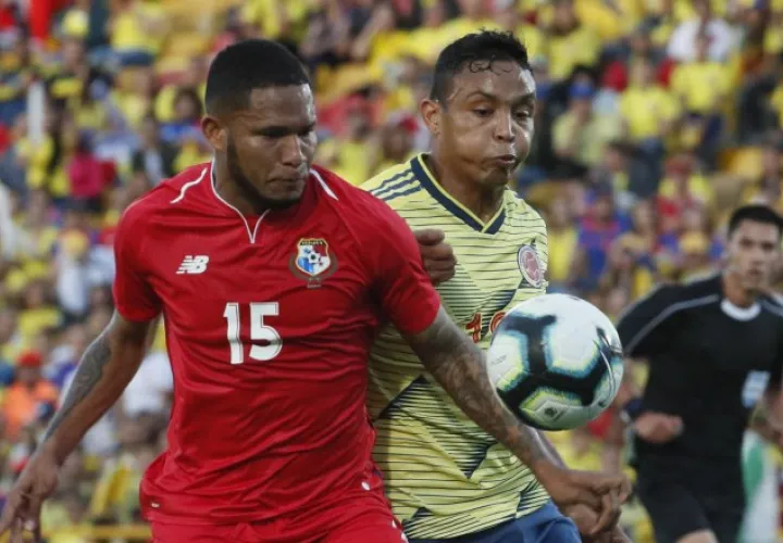 Eric Davis (15) intenta marcar al colombiano Luis Muriel. EFE