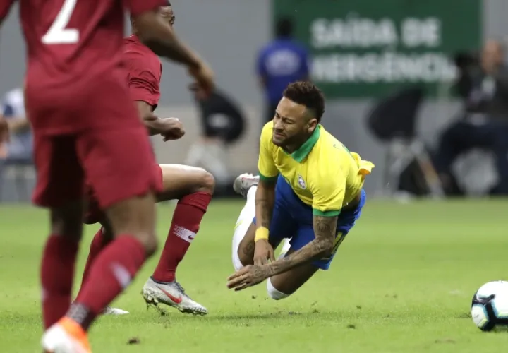 Neymar se lesionó en amistoso contra Catar, el miércoles. AP