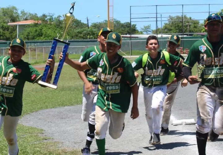 Peloteros de Panamá Oeste recorren el campo de juego del Olmedo Solé, luego de ganar el título. Cortesía