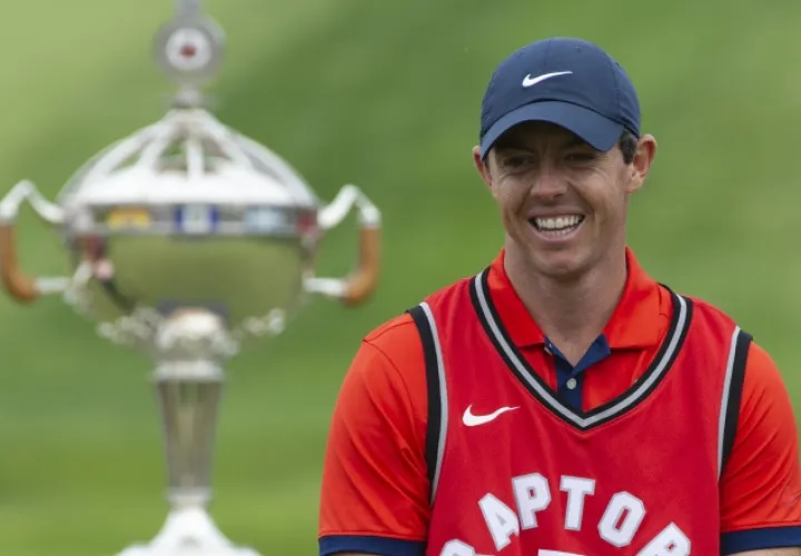 Rory McIlroy  festeja con un una camiseta de los Raptorts. AP