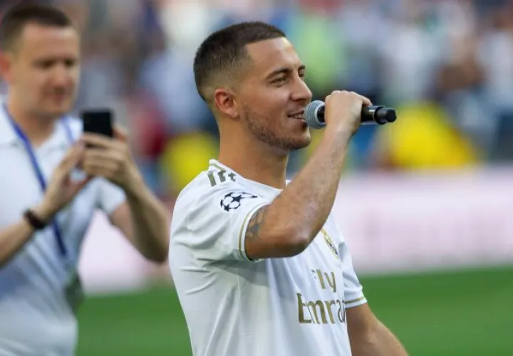 Hazard saluda a los fanáticos. EFE