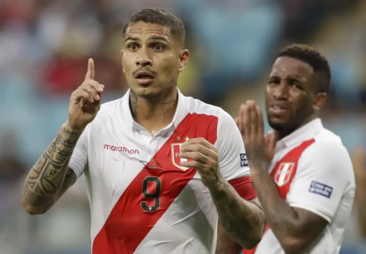 Paolo Guerrero (9) y Jefferson Farfan se quejan con el árbitro. AP