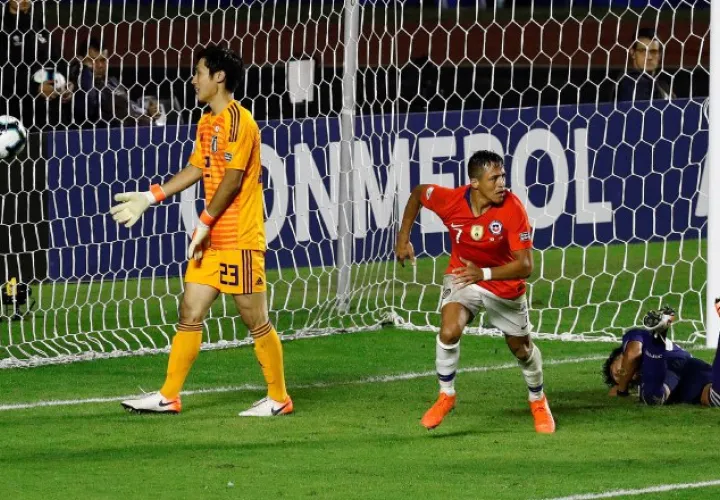 Alexis Sánchez (c), de Chile, celebra su gol ante Japón. EFE