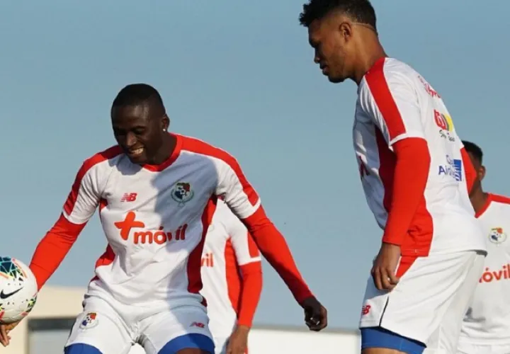 Abdiel Arroyo y Rolando "Toro" Blackburn, en los entrenamientos del seleccionado panameño. Foto:@Fepafut