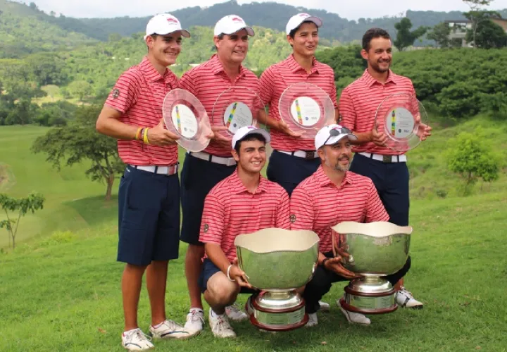 Los ticos con su trofeo.