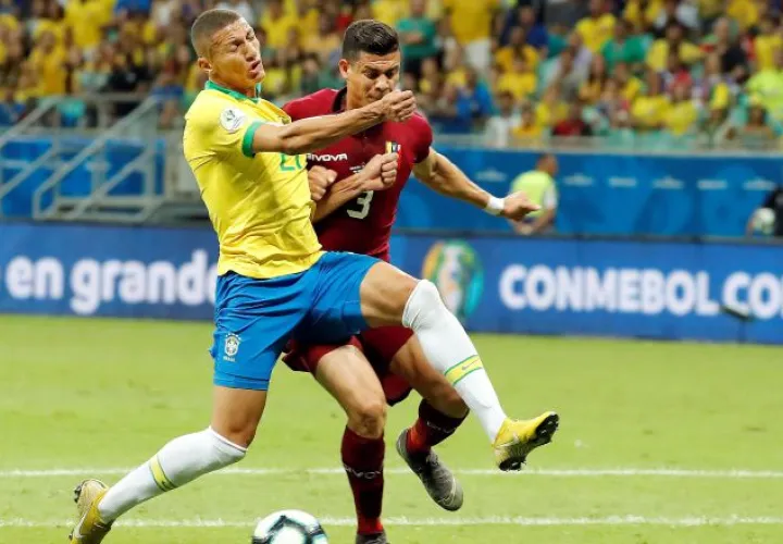  El jugador de Brasil Richarlison (i) disputa el balón con Yordan Osorio de Venezuela. Foto:EFE