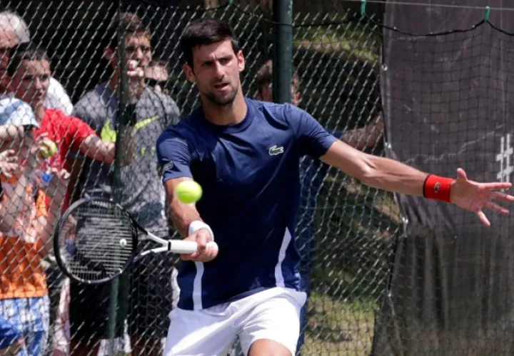 Djokovic durante una sesión de entrenamiento en Belgrado. EFE