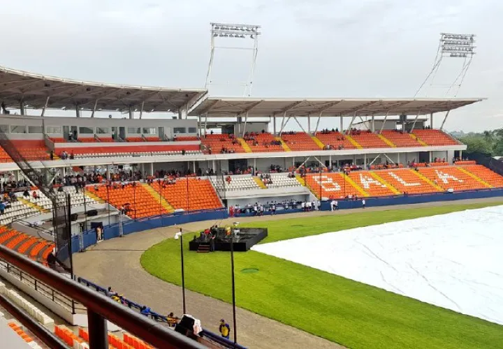 El coliseo debe su nombre a la figura del legendario lanzador santeño Roberto "Flaco Bala" Hernández, fallecido en 2011. Cortesía