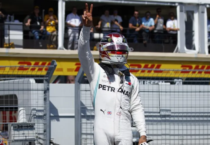 Lewis Hamilton  festeja su buena actuación de ayer. AP