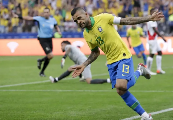 Dani Alves celebra su gol contra Perú. AP 