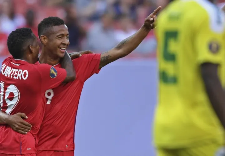 Alberto 'Negrito' Quintero felicita a Gabriel 'Gaby' Torres por su gol.  AP