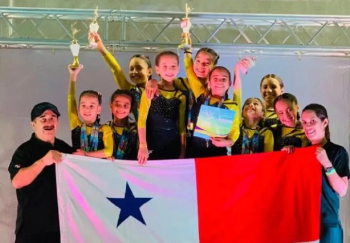 Las campeonas con sus trofeos.