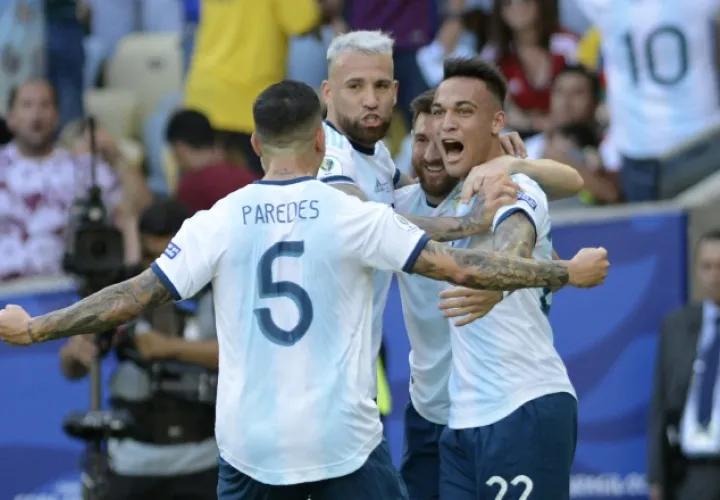 Los jugadores del seleccionado de Argentina celebran la anotación de Lautaro Martinez (22). AP