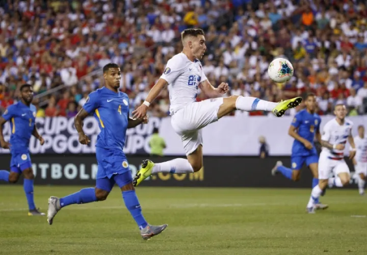 Tyler Boyd de EE.UU contra el balón en el partido ante Curazao. AP