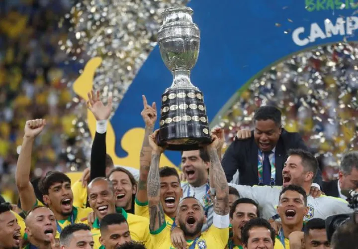 Dani Alves, elegido el mejor jugador del torneo, fue el encargado de levantar la novena Copa América de Brasil. EFE