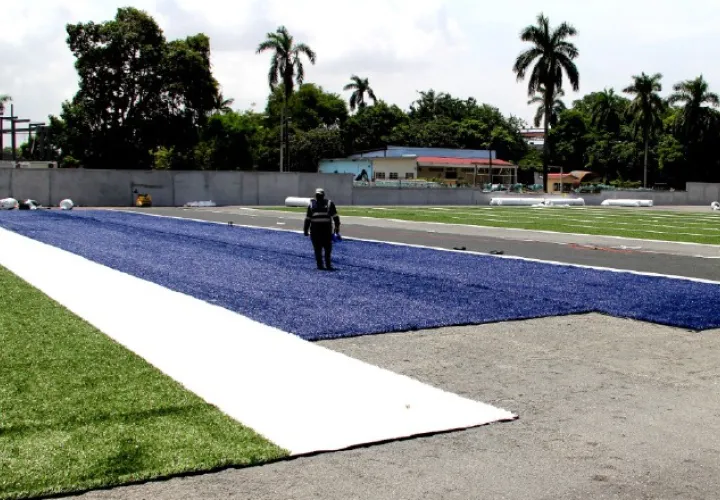 Momento en el que instalaban el césped sintético del estadio. Foto Pandeportes