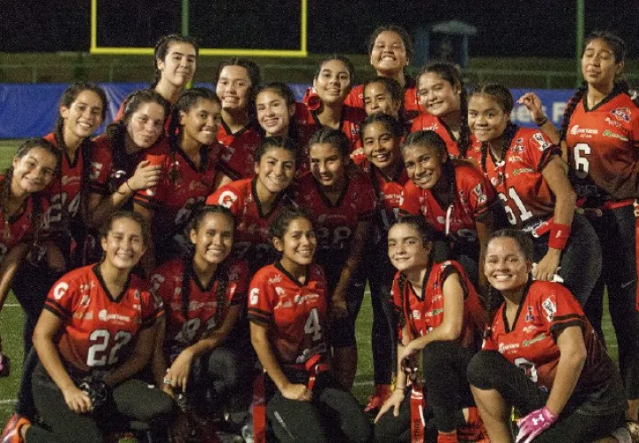 Las campeonas durante la premiación.