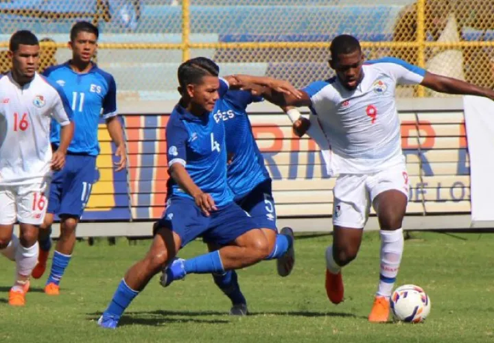 Luis Méndez (4) disputa el balón con Isidoro Hinestroza. @Fepafut