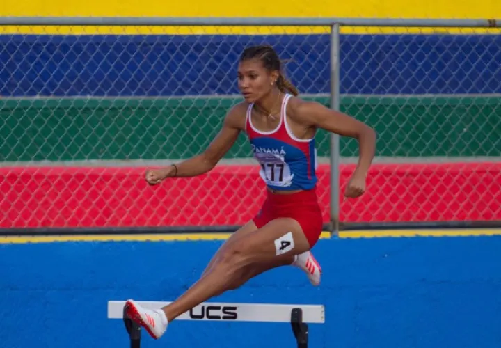 Gianna Woodruff compite en los 400 m con vallas. Cortesía