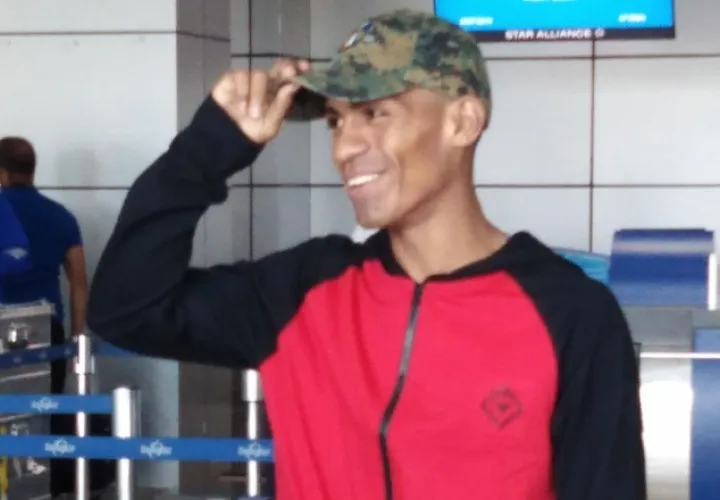 Ricardo "El Científico" Núñez viajó en el límite del peso para su combate por la corona superpluma de la AMB. Anayansi Gamez