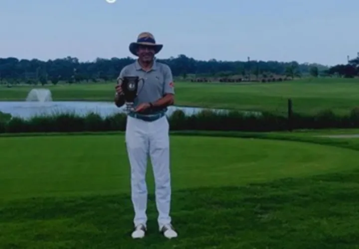 Jorge Fuentes Conde muestra su trofeo de gran campeón. Cortesía