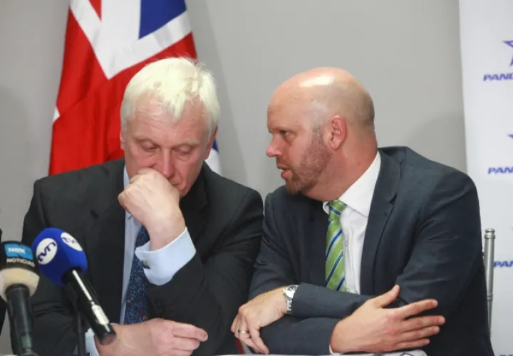Graham Stuart, Ministro (izq.) junto a Damion Potter, embajador británico en Panamá. Foto Anayansi Gamez