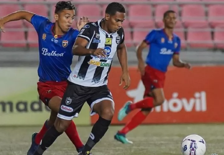 Rolando Botello, hijo del Tauro, conduce el balón ante la marca de un jugador placino. Foto: @LPF