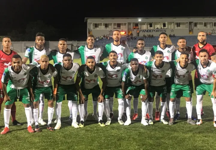 El  equipo de Alianza que inició la nueva campaña del fútbol panameño en el estadio Rommel Fernández. Anayansi Gámez
