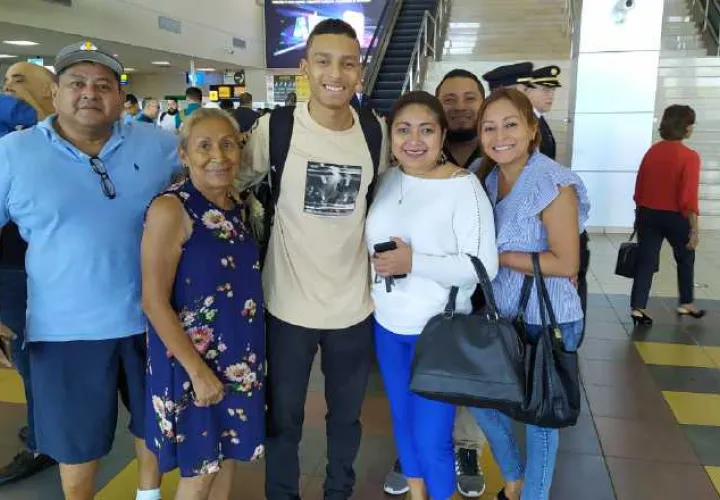 Valdés junto a su familia. @tocumenaero