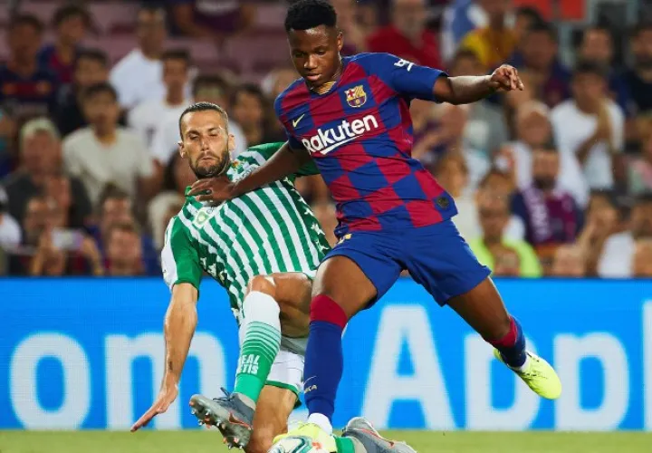 Ansu Fati del Barcelona (der.) y Pedraza del Betis. EFE